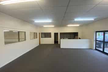 Large Clean Showroom/Warehouse