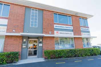 Road Front, Open Plan Office - 120m²