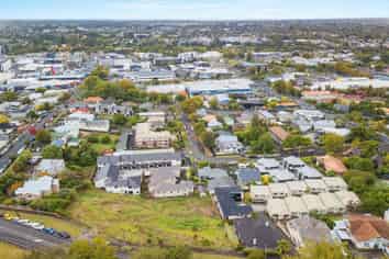 7-9 Ruakiwi Road, Hamilton Lake