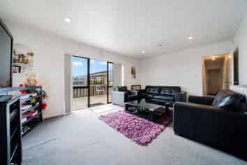 2/18 Frobisher Way, Clendon Park