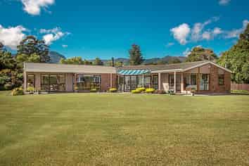 121 Caledonian Road, Westport