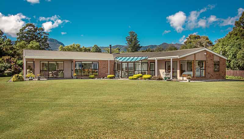 121 Caledonian Road, Westport