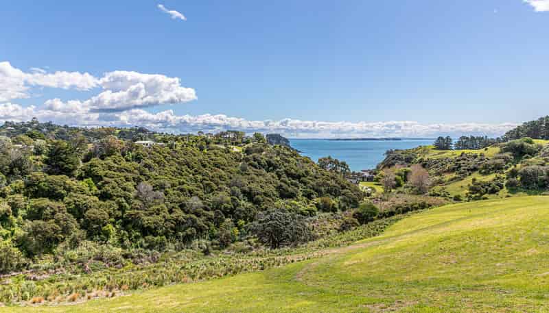 6 Tamihana Road, Onetangi