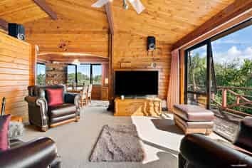 1/1129 Whangaparaoa Road, Tindalls Beach