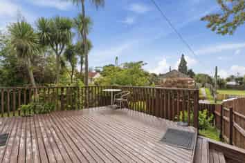 2A Manuka Crescent, Hillcrest