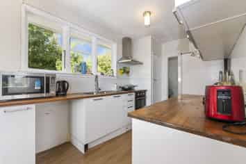 2A Manuka Crescent, Hillcrest