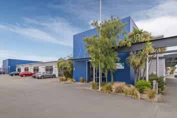 Versatile building with massive car parking