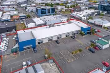 Versatile building with massive car parking