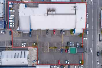 Versatile building with massive car parking