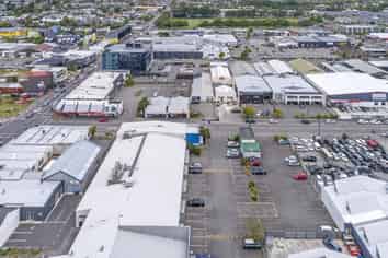 Versatile building with massive car parking