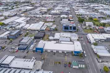 Versatile building with massive car parking