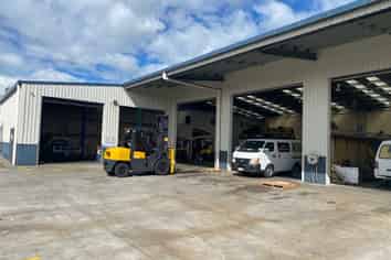 STAND-ALONE WORKSHOP WITH A SECURE YARD