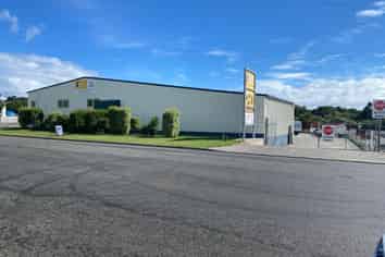 STAND-ALONE WORKSHOP WITH A SECURE YARD