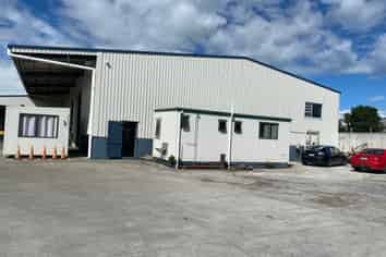 STAND-ALONE WORKSHOP WITH A SECURE YARD