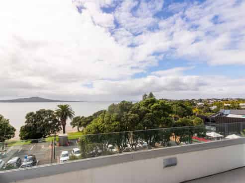 Sweeping Views of Takapuna