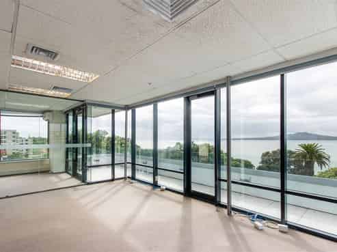 Sweeping Views of Takapuna