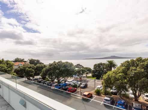Sweeping Views of Takapuna