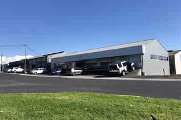 Corner profile showroom / warehouse