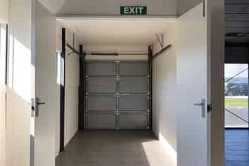 Corner profile showroom / warehouse