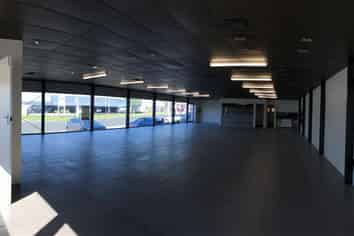 Corner profile showroom / warehouse