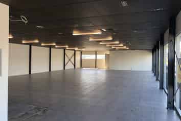 Corner profile showroom / warehouse