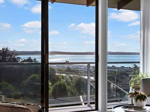 2/14 Howlett Street, Waterview