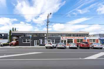 Freehold high stud retail warehouse