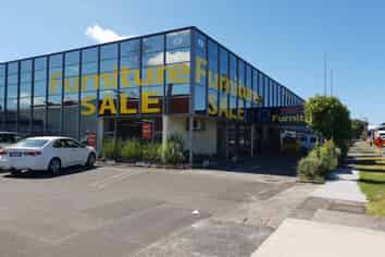 NEW LYNN QUEEN - BULK RETAIL/ OFFICES