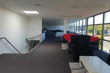 NEW LYNN QUEEN - BULK RETAIL/ OFFICES