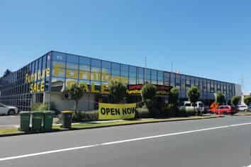 NEW LYNN QUEEN - BULK RETAIL/ OFFICES