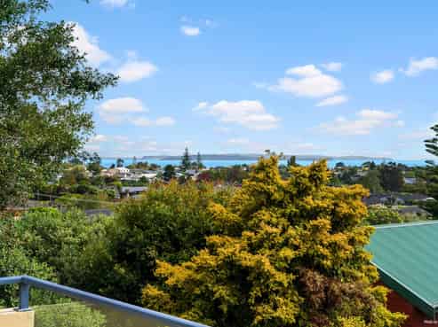 8 The Way, Beachlands