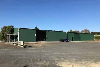 Large Shed - Huge Yard Space 