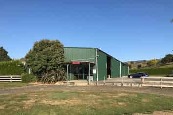 Large Shed - Huge Yard Space 