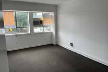 Superb Office - Available Now in Manurewa