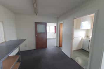 525m² Warehouse with Gantry Crane