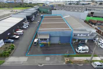 525m² Warehouse with Gantry Crane