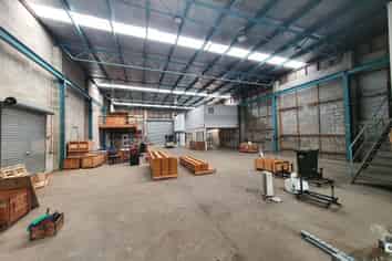 525m² Warehouse with Gantry Crane