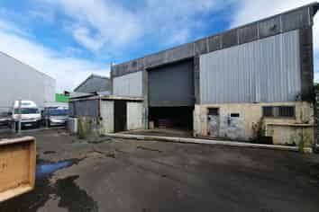 525m² Warehouse with Gantry Crane