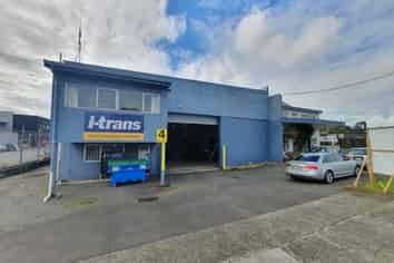 525m² Warehouse with Gantry Crane