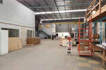 525m² Warehouse with Gantry Crane