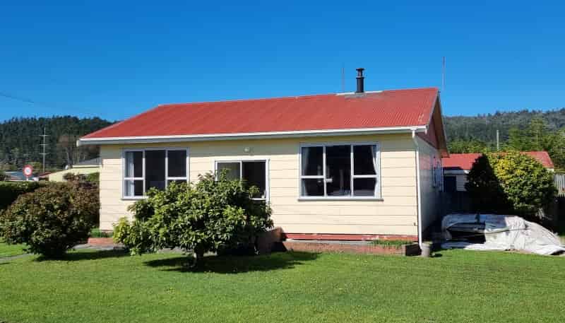 818 State Highway 7, Dobson