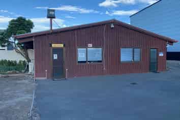 Impressive 1900 sqm Warehouse plus Gantry Crane