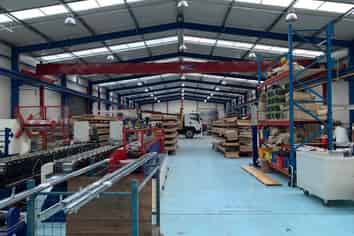 Impressive 1900 sqm Warehouse plus Gantry Crane
