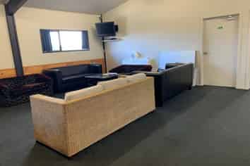 Impressive 1900 sqm Warehouse plus Gantry Crane