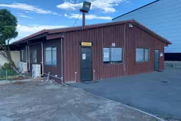 Impressive 1900 sqm Warehouse plus Gantry Crane