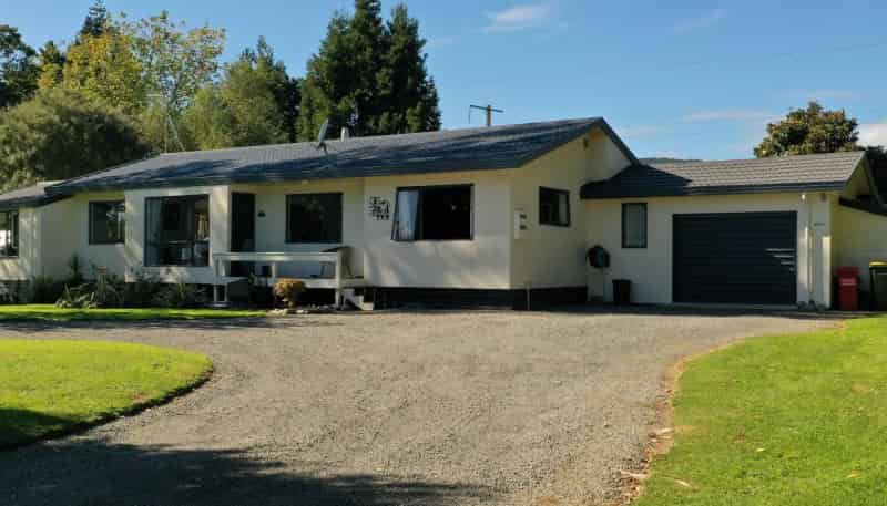 1101 Queen Street East, Levin