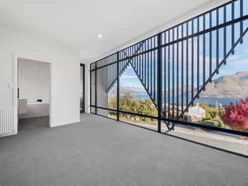 2/14 Vancouver Drive, Queenstown Central
