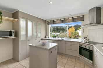 24 Rintoul Grove, Stokes Valley