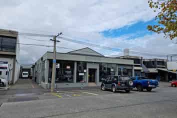 North facing warehouse / showroom in Sydenham 