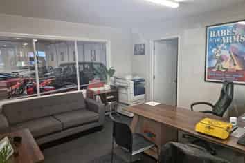 North facing warehouse / showroom in Sydenham 